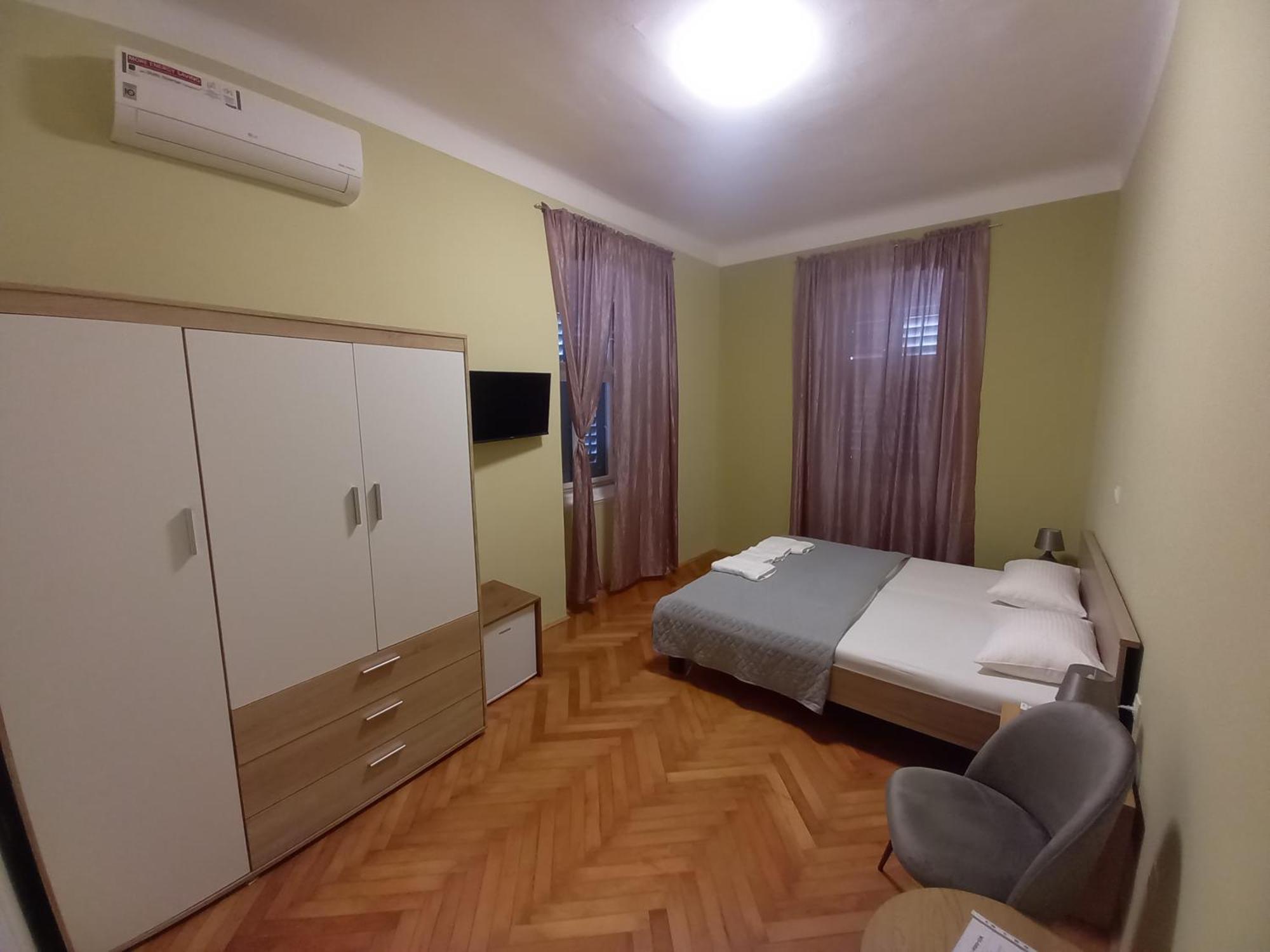 Oskar Amphitheater Apartments And Rooms With Free Parking Pula Room photo